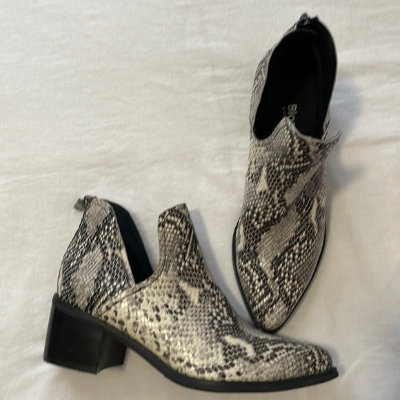 Blondo waterproof Bootie snakeskin/ black/white/gray SZ 8M worn once- 2” heel - Picture 2 of 6